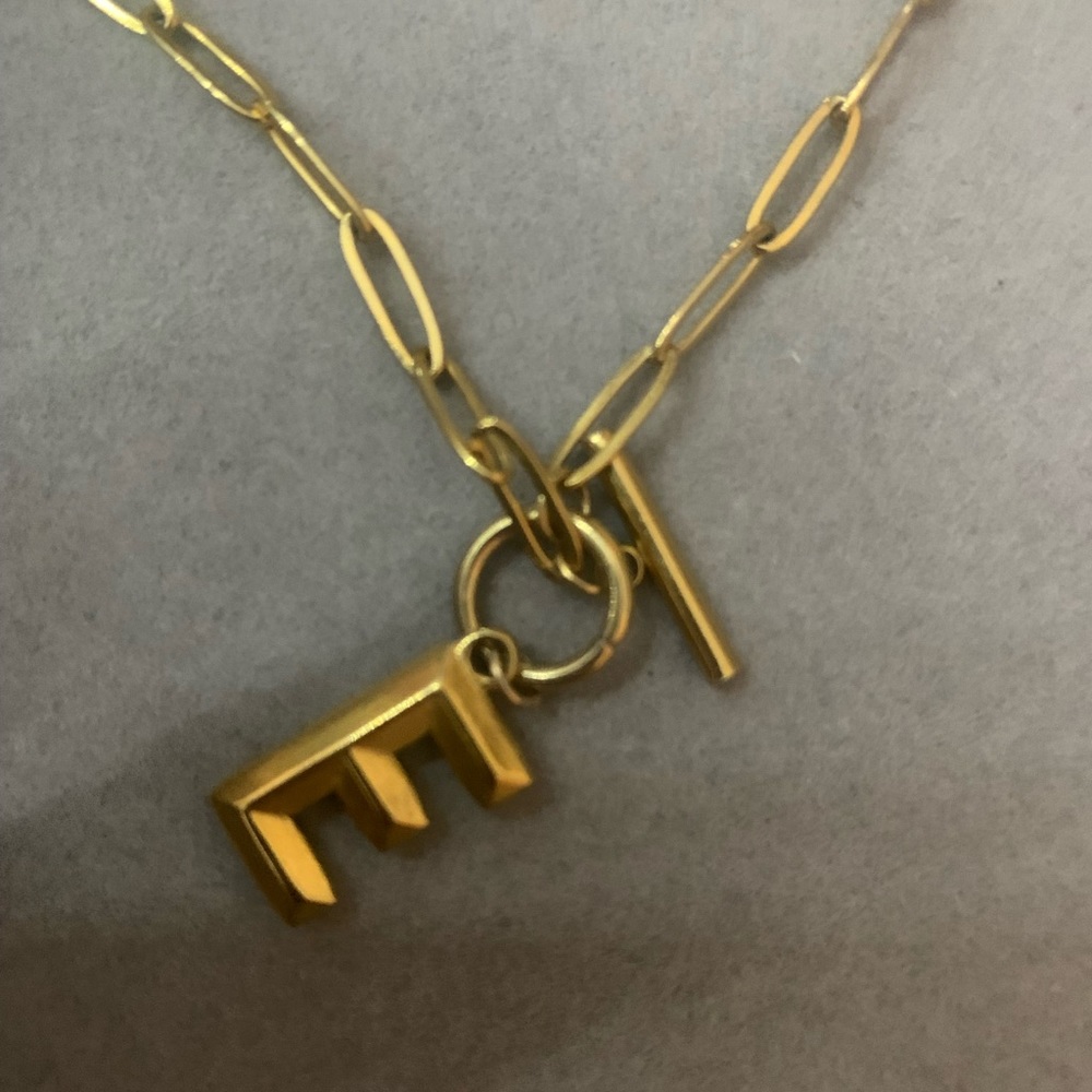 Initial ‘E’ necklace - Picture 2 of 2